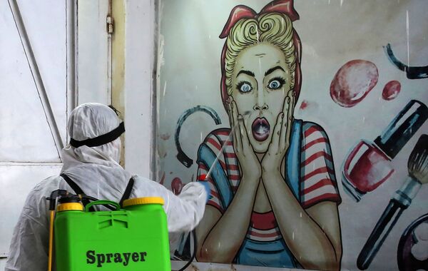 В Ираке волонтеры дезинфицируют улицы, магазины и общественные места. Власти предпринимают усиленные меры для того, чтобы предотвратить распространение коронавируса в стране. - Sputnik Узбекистан