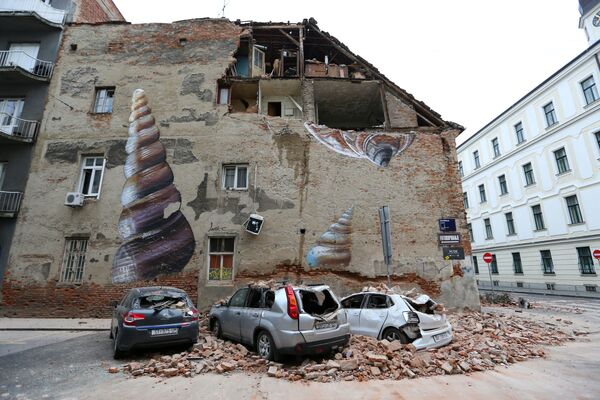 А в Хорватии тем временем произошло одно из сильнейших землетрясений в истории страны. В кадре - поврежденные автомобили после землетрясения в Загребе. - Sputnik Узбекистан
