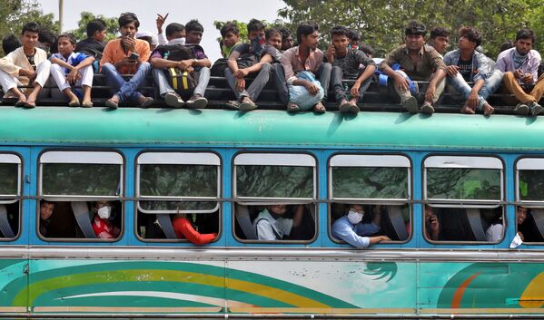 Люди в переполненном автобусе на пути домой из-за карантина, Калькутта - Sputnik Узбекистан