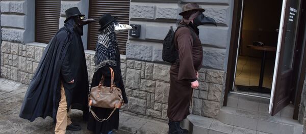 Люди в костюмах чумных докторов на улице Львова Люди в костюмах чумных докторов на улице Львова - Sputnik Ўзбекистон