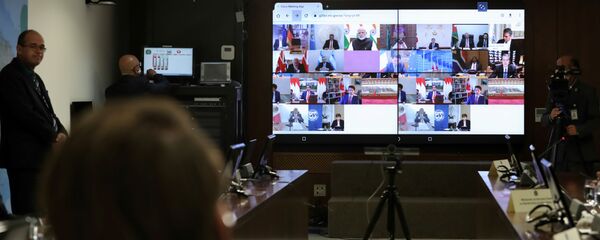 Телеэкран на котором видны лидеры стран G20 Телеэкран на котором видны лидеры стран G20 - Sputnik Ўзбекистон