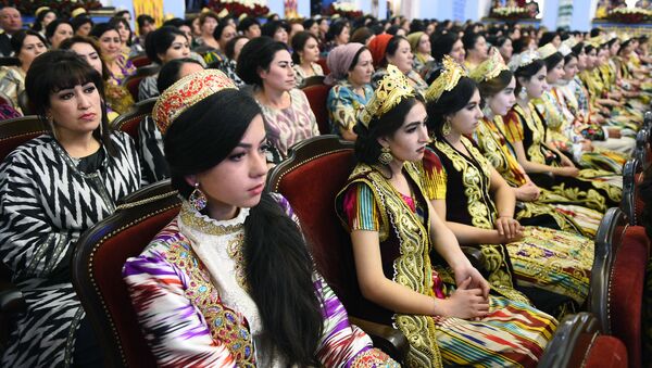 Festival Tadjikskiy atlas i adras 2020 vo dvorse Arbob - Sputnik O‘zbekiston