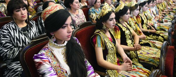 Фестиваль Таджикский атлас и адрас 2020 во дворце Арбоб Фестиваль Таджикский атлас и адрас 2020 во дворце Арбоб - Sputnik Ўзбекистон