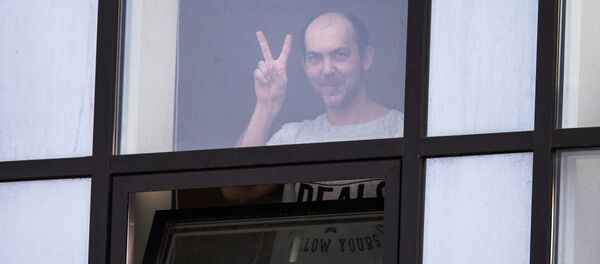 Пациент городской клинической больницы № 40 в Коммунарке смотрит в окно - Sputnik Узбекистан