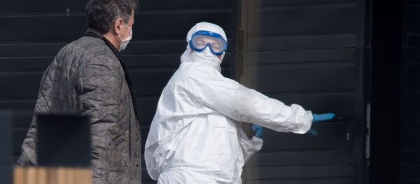 Бригада скорой медицинской помощи доставила пациента с подозрением на коронавирус в больницу в Коммунарке Бригада скорой медицинской помощи доставила пациента с подозрением на коронавирус в больницу в Коммунарке - Sputnik Ўзбекистон