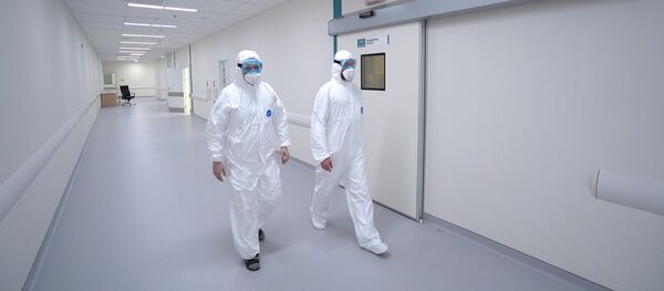 Сотрудники медицинского стационара на территории больничного комплекса в Коммунарке Сотрудники медицинского стационара на территории больничного комплекса в Коммунарке - Sputnik Узбекистан