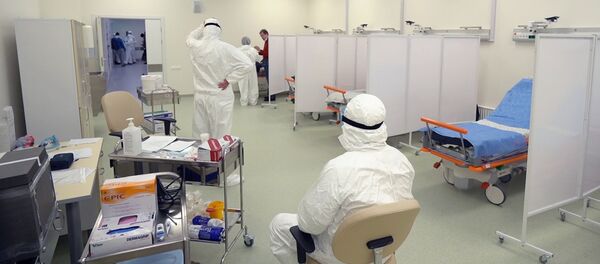 Сотрудники скорой помощи в защитных костюмах - Sputnik Узбекистан
