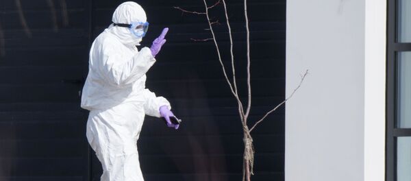 Врач медицинской скорой помощи возле больницы в Коммунарке - Sputnik Узбекистан