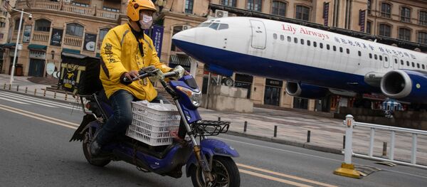 Уханда эркак скутерда. 26.03.20 Уханда эркак скутерда. 26.03.20 - Sputnik Ўзбекистон