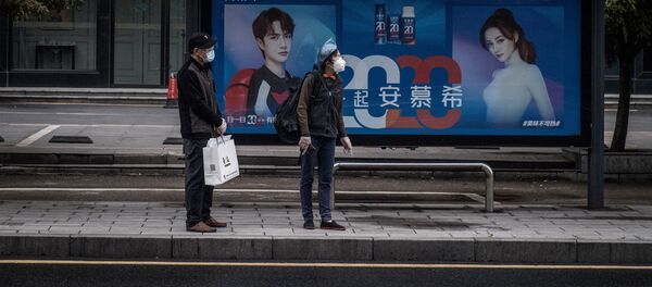 Жители Уханя в медицинских масках на автобусной остановке Жители Уханя в медицинских масках на автобусной остановке - Sputnik Ўзбекистон