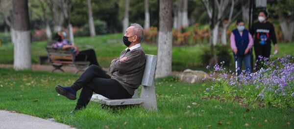 Мужчина сидит в парке Уханя - Sputnik Узбекистан