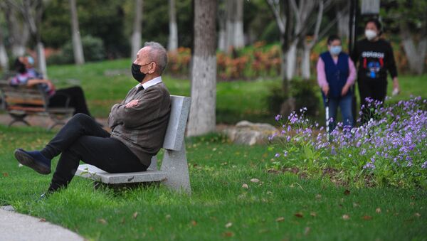 Мужчина сидит в парке Уханя - Sputnik Узбекистан