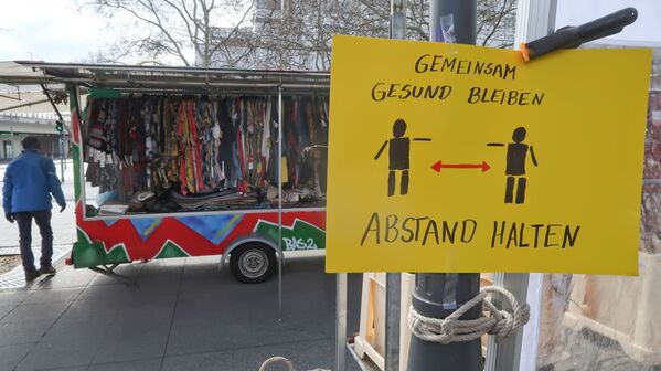 Призыв к соблюдению дистанции на рынке в Берлине  - Sputnik Узбекистан