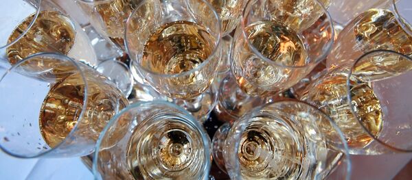 Фужеры, наполненные шампанским - Sputnik Узбекистан