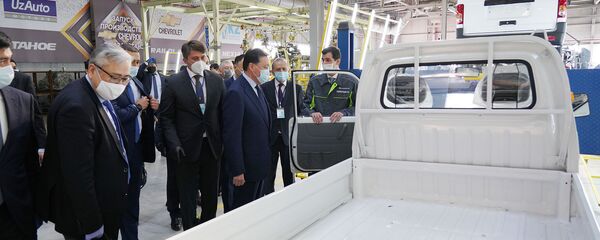 В рамках телемоста премьер-министры Республик Казахстан Аскар Мамин и Узбекистан Абдулла Арипов дали официальный старт совместному проекту ТОО СарыаркаАвтоПром и АО UzAuto Motors В рамках телемоста премьер-министры Республик Казахстан Аскар Мамин и Узбекистан Абдулла Арипов дали официальный старт совместному проекту ТОО СарыаркаАвтоПром и АО UzAuto Motors - Sputnik Узбекистан