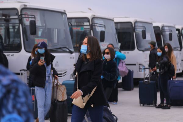 Вернувшиеся из Латвии и Ирана узбекистанцы отправились домой после карантина - Sputnik Узбекистан