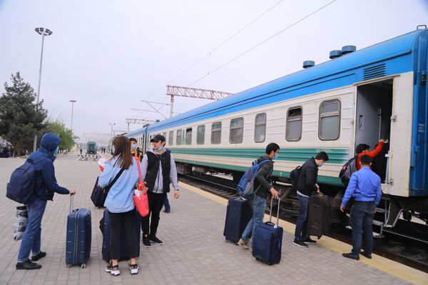 Вернувшиеся из Латвии и Ирана узбекистанцы отправились домой после карантина - Sputnik Узбекистан