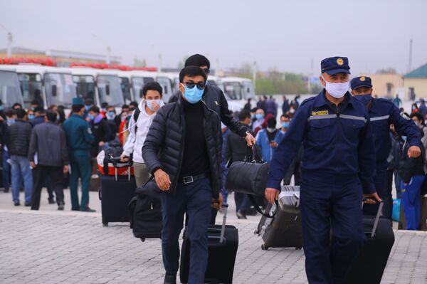 Вернувшиеся из Латвии и Ирана узбекистанцы отправились домой после карантина - Sputnik Узбекистан