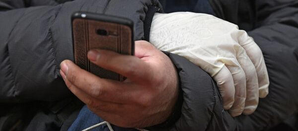 Meditsinskie perchatki na rukax mujchini - Sputnik O‘zbekiston