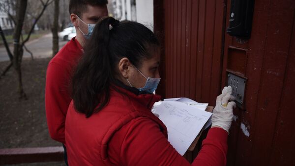 Волонтёры доставляют товары первой необходимости пенсионеру, находящемуся в группе риска из-за распространения коронавирусной инфекции. - Sputnik Узбекистан