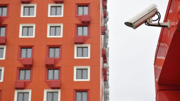 Видеокамера у подъезда жилого дома - Sputnik Ўзбекистон