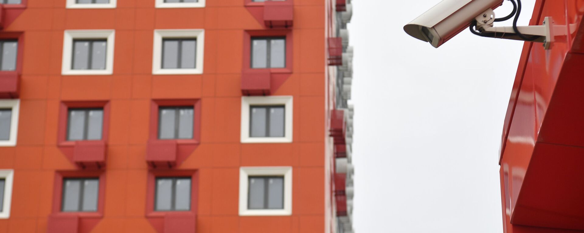 Видеокамера у подъезда жилого дома - Sputnik Ўзбекистон, 1920, 05.12.2025