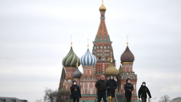 Прохожие в масках на Красной площади в Москве - Sputnik Ўзбекистон