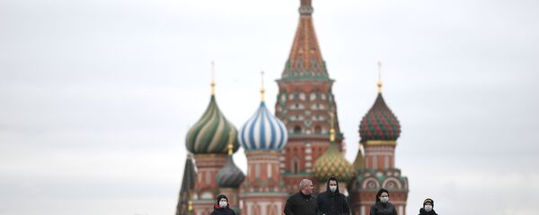 Прохожие в масках на Красной площади в Москве - Sputnik Узбекистан