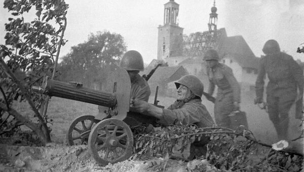 Velikaya Otechestvennaya voyna 1941-1945 godov. Soldati vedut pulemetniy ogon v boyax za Varshavu - Sputnik O‘zbekiston