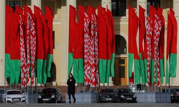 Девушка на фоне государственных флагов Беларуси - Sputnik Узбекистан