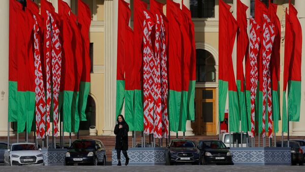 Девушка на фоне государственных флагов Беларуси - Sputnik Ўзбекистон