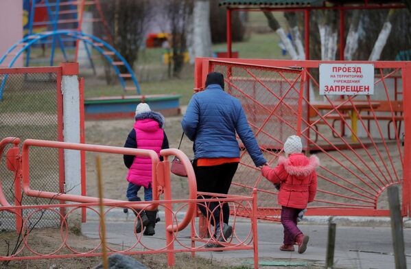 Женщина гуляет с детьми в Минске - Sputnik Узбекистан