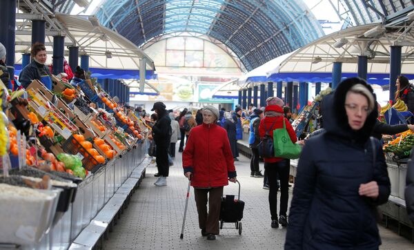 Люди на продуктовом рынке в Минске - Sputnik Узбекистан