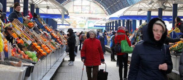 Люди на продуктовом рынке в Минске - Sputnik Ўзбекистон