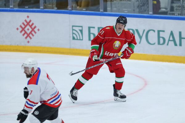 Президент Лукашенко принимает участие в любительском хоккейном матче - Sputnik Узбекистан