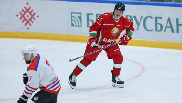 Президент Лукашенко принимает участие в любительском хоккейном матче - Sputnik Ўзбекистон