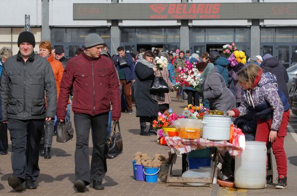 Люди на одном из стихийных рынков в Минске - Sputnik Узбекистан