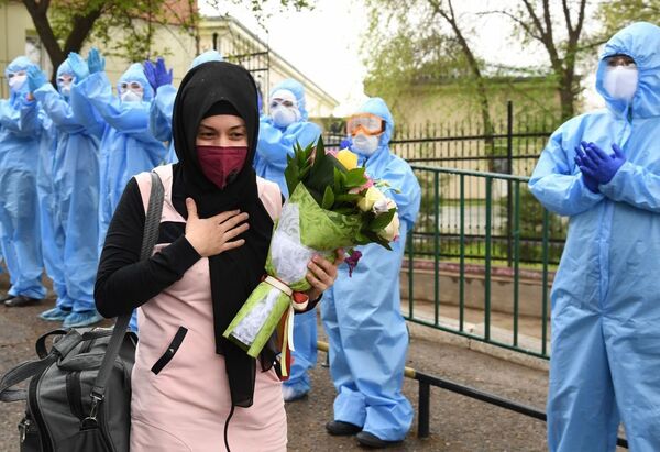 Всеми силами с неизвестным вирусом боролись узбекистанские врачи. Каждая спасенная жизнь для них воспринимается как личная победа. Поэтому выписывающихся из больниц пациентов провожали с почестями, практически всем составом.   - Sputnik Узбекистан