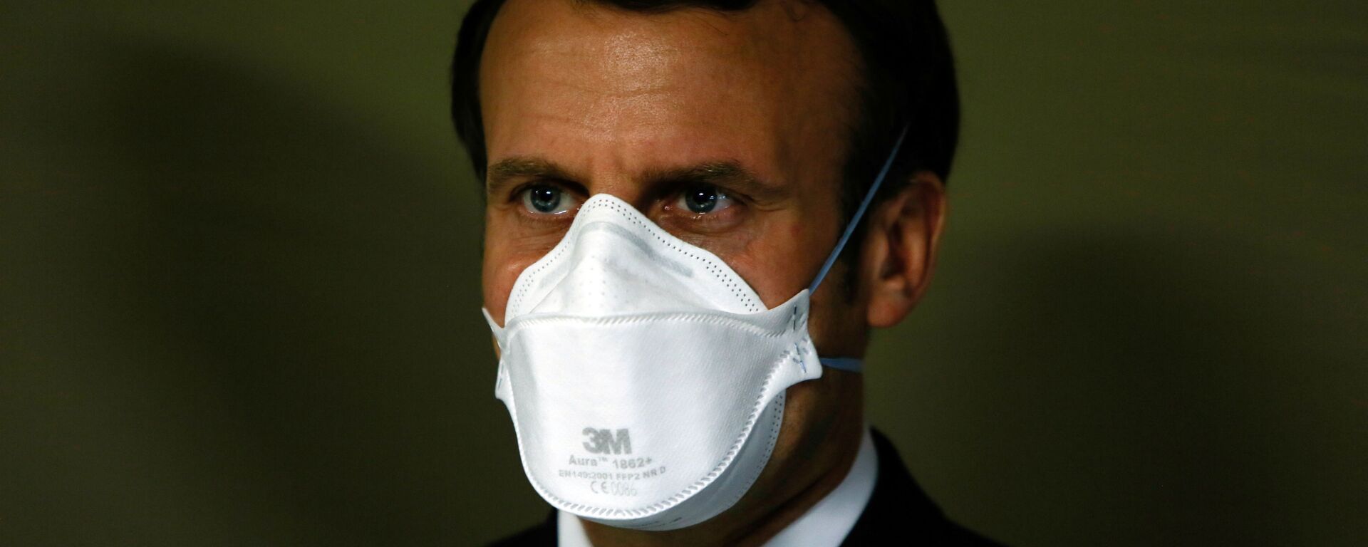 Президент Франции Эммануэль Макрон в медицинской маске - Sputnik Ўзбекистон, 1920, 26.03.2021