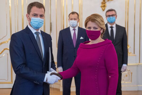 Президент Словакии Зузана Чапутова и премьер-министр Словакии Игорь Матович в медицинских масках - Sputnik Узбекистан