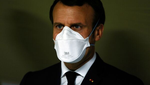 Президент Франции Эммануэль Макрон в медицинской маске - Sputnik Ўзбекистон