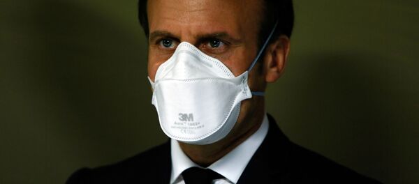 Президент Франции Эммануэль Макрон в медицинской маске Президент Франции Эммануэль Макрон в медицинской маске - Sputnik Ўзбекистон