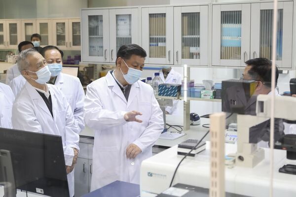 Президент Китая Си Цзиньпин в защитной маске во время визита в Академию военно-медицинских наук в Пекине - Sputnik Узбекистан