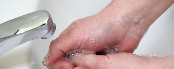 Человек моет руки. - Sputnik Ўзбекистон