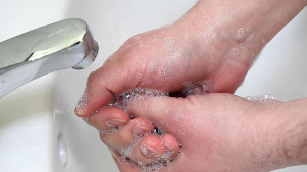 Человек моет руки. - Sputnik Узбекистан