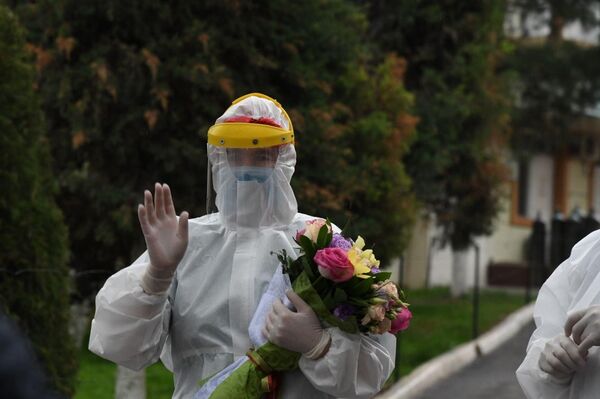 Глава Минздрава поздравил с днем рождения двоих медработников - Sputnik Узбекистан