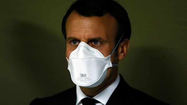 Президент Франции Эммануэль Макрон в медицинской маске - Sputnik Ўзбекистон