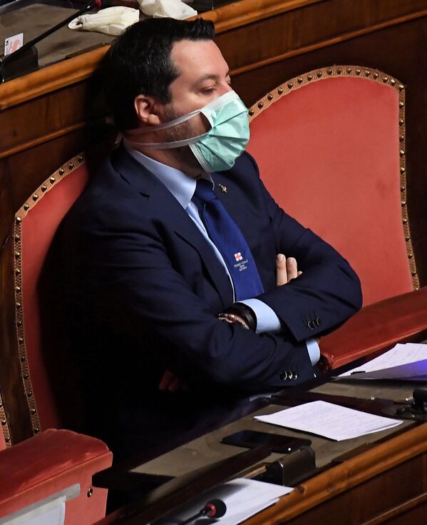Italiya Shimoliy Liga yetakchisi Matteo Salvini parlamentida. - Sputnik O‘zbekiston