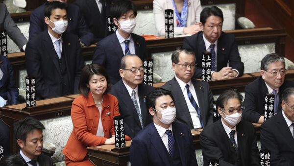 Парламентарии в масках в Токио  - Sputnik Ўзбекистон