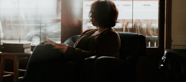 Девушка читает книгу - Sputnik Узбекистан